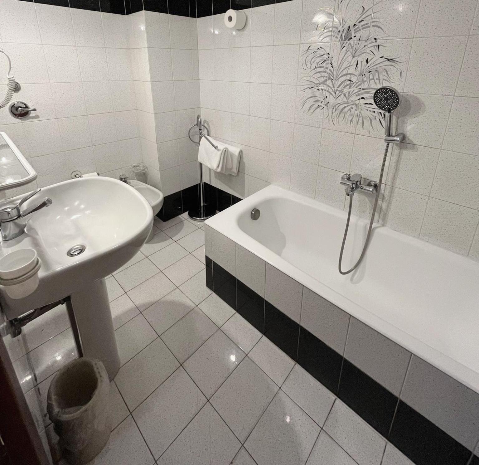 Hotel Valganna Milano Esterno foto