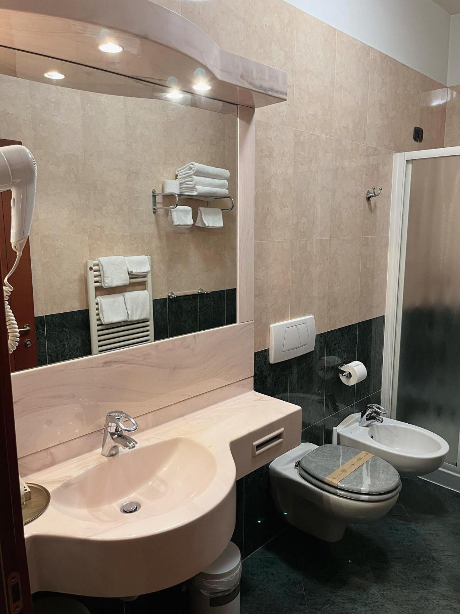 Hotel Valganna Milano Esterno foto